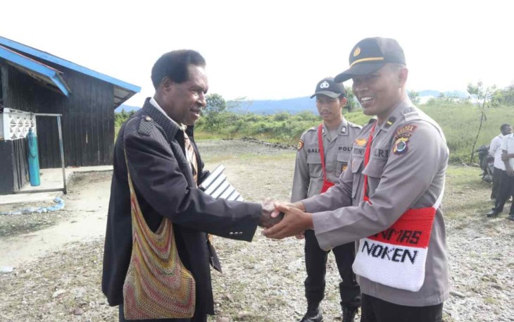 IPDA Murtono saat bersama pendeta Piter Gani