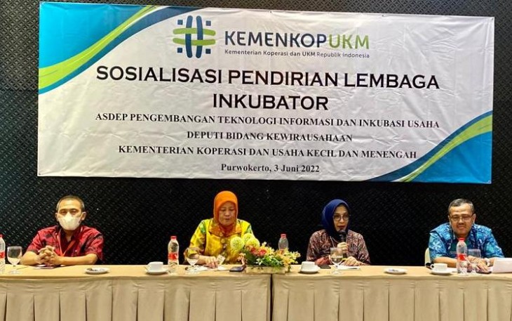 Siti Azizah saat sosialisasikan pendirian lembaga inkubator di Purwokerto 