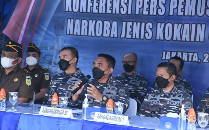 Pangkoarmada RI saat memberikan keterangan pers pemusnahan barang bukti narkoba kokain