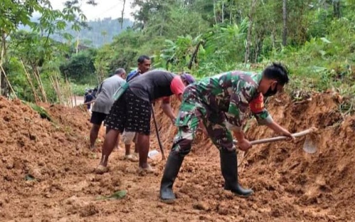 Serda Budiyanto gotong royong buat saluran irigasi bersama warga