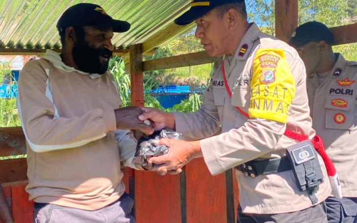 Iptu Yonias Purwanto saat memberikan penyuluhan kepada bapak Isak Murib 