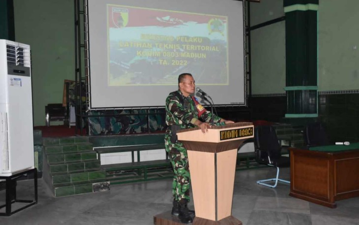 Kasdim Madiun saat memberikan arahan kepada para babinsanya