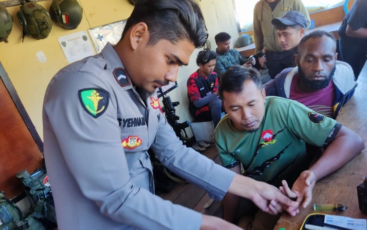 Pengecekan kesehatan personel satgas Gakkum di posko preventif Puncak