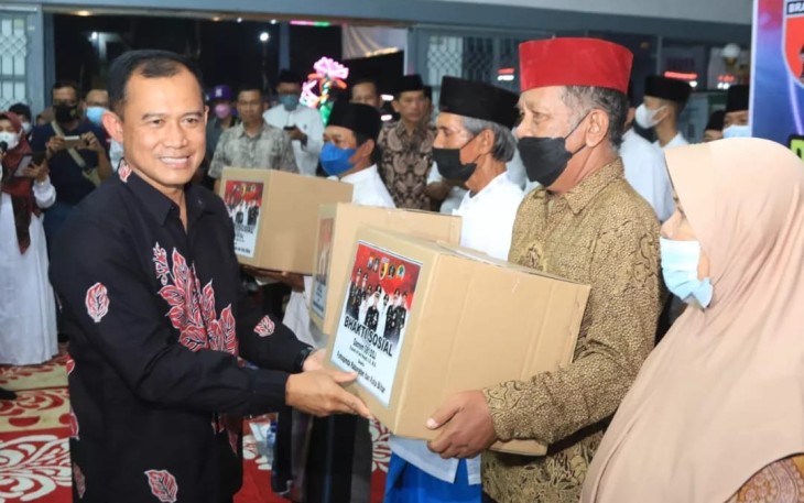 Danrem saat memberikan bansos di Blitar