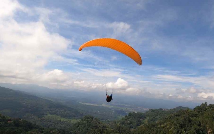 Paralayang konser amal di Toraja
