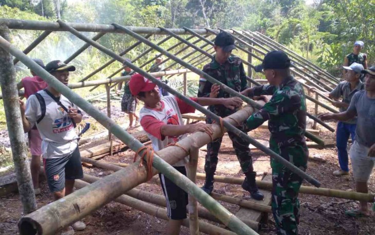 Berjibaku bersama masyarakat membuat pondok ladang