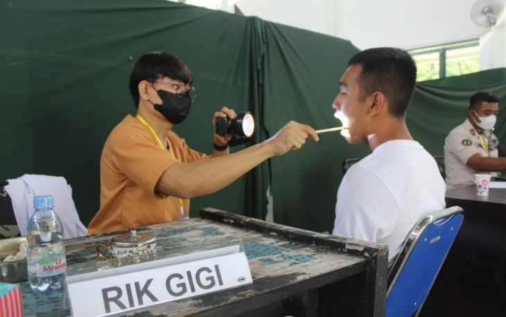 Pemeriksaan gigi calon taruna akademi militer di sub panda Mamuju 