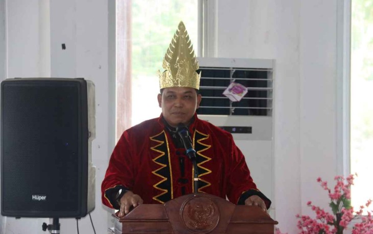 Danrem 023/KS memakai pakaian adat kebesaran suku Nias