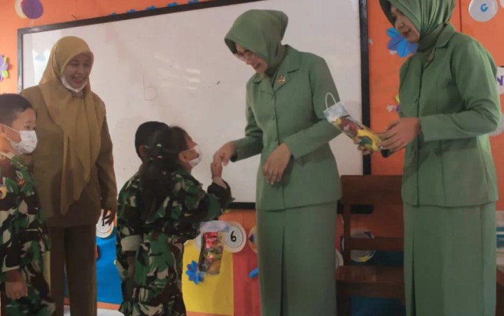 Ketua Persit Koorcabrem 081 saat di TK Kartika IV-38 Blitar