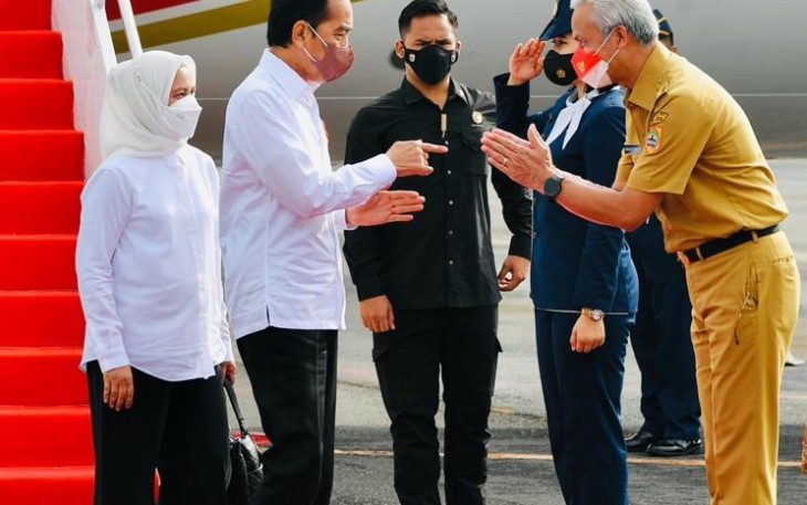 Presiden Joko Widodo disambut gubernur Jateng dalam kunjungannya di Kabupaten Batang
