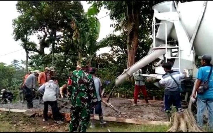Gotong royong pengecoran jalan desa Hargomulyo 