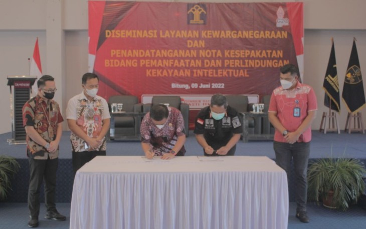 Wali Kota Bitung dan Kepala Kantor wilayah hukum dan ham Sulut, saat teken MoU.