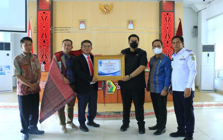 Bupati Samosir saat memberikan penghargaan penghargaan.