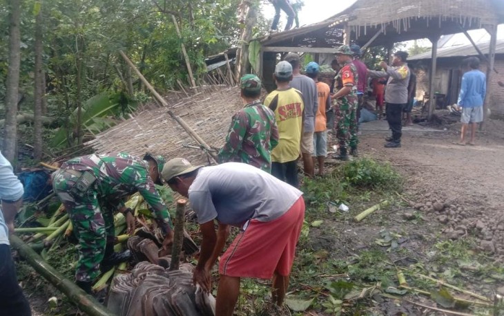 Gotong royong bantu rehab rumah warga binaan