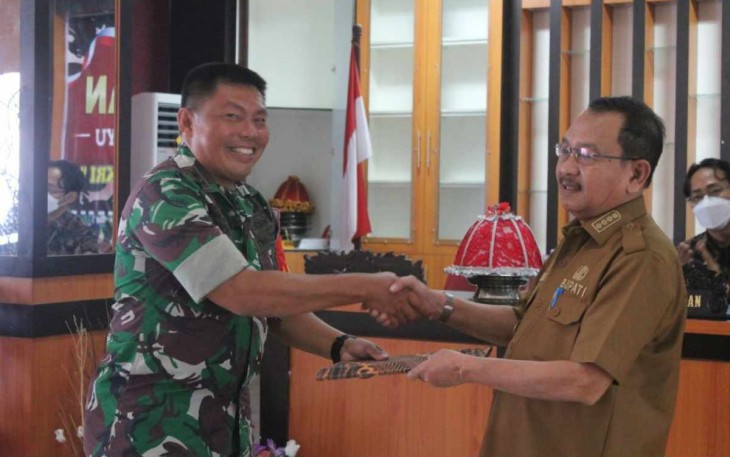 Dandim 1427/Pasangkayu saat serah terima hasil TMMD ke Bupati Pasangkayu 