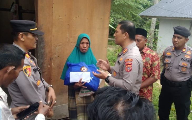 Camat Idi Timur dampingi Kapolres Aceh Timur saat Serahkan Rumah Layak Huni untuk Warga Desa
