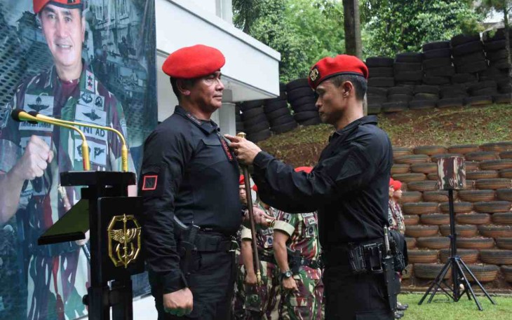 Danjen kopassus saat disematkan Brevet anti teror