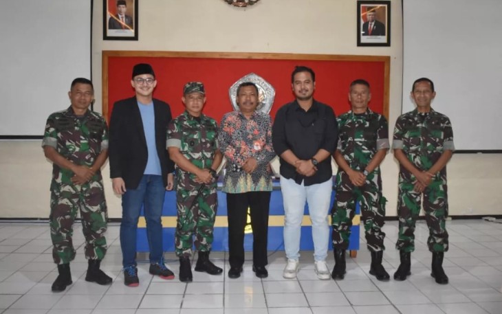 Danrem 081/DSJ foto bersama dengan rektor universitas Merdeka Madiun