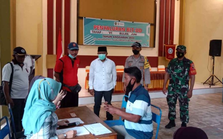 Peltu Edi Irawan Dampingi Penyaluran BLT DD Bagi Warga 