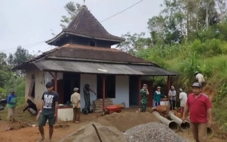 Berjibaku bersama warga perbaiki sarana ibadah