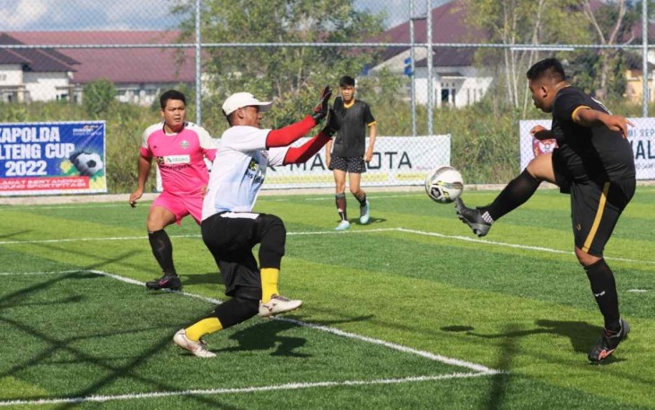 Aksi gemilang kiper menahan gempuran striker Laskar Ngopi FC