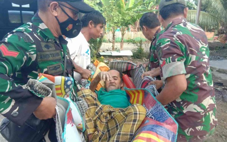 Personel Koramil 04/Malunda evakuasi warga dari tempat pengungsian