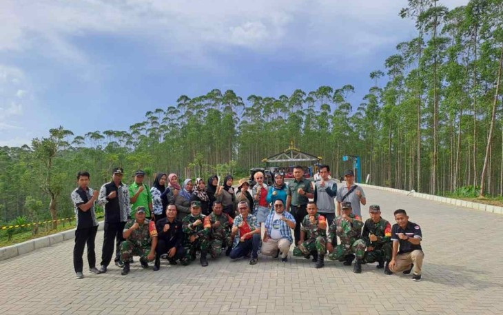 Babinsa Sepaku gotong royong bersihkan lokasi di titik nol