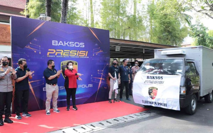Kabareskrim saat melepas pendistribusian paket sembako di Bali