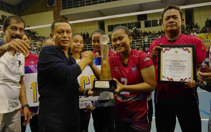 Danrem 091/ASN saat memberikan piala kejuaraan bola voli 