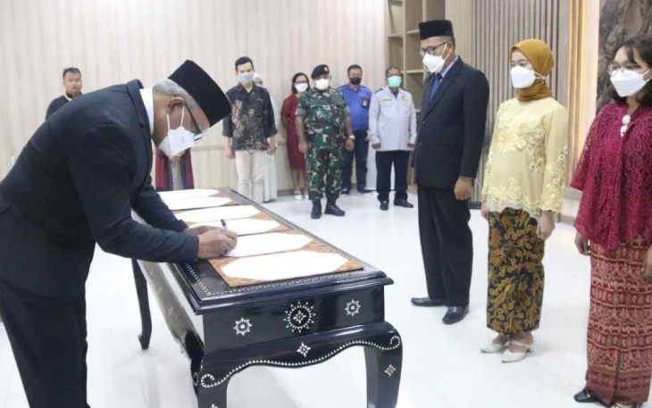 Tejo Harwanto saat melantik  1 PPNS dan 2 Notaris Pengganti