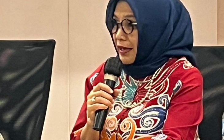 Ibu Azizah saat memberikan literasi digital keuangan ke pengusaha UMKM di Padang 