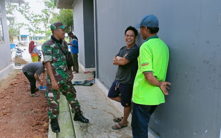 Sertu Muklison saat komsos bersama warga binaannya