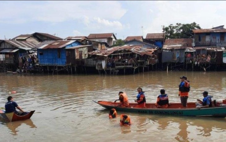Pencarian anak tenggelam di sungai Sungai Karang Mumus