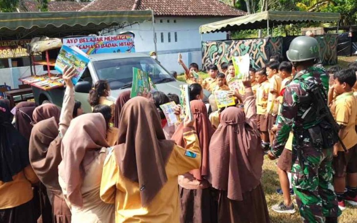 Mobil pintar Yonif 511/DY diserbu murid SDN 01 Joho