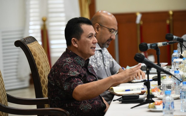 Gubernur Kepri, H.Ansar Ahmad, saat memimpin rapat.