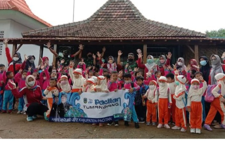 Foto bersama usai kunjungi bangunan bersejarah 