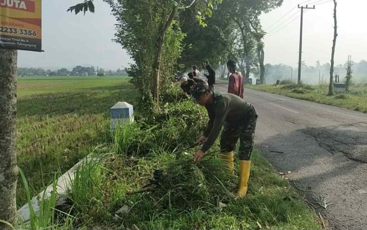 Karya bakti bersihkan jalan desa