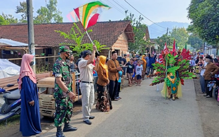 Peran serta aktif Serka Winarko amankan Tradisi Pawai Taaruf Ponpes Hidayattut Thullab