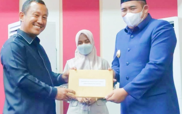 PLT Bupati Bintan Roby Kurniawan SPWK saat memberikan LKPJ pada ketua DPRD kabupaten Bintan Agus Wibowo.