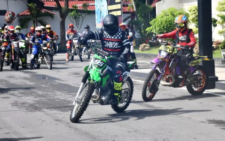 Danrem 081/DSJ saat pamer skill tunggangi motor trail