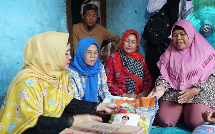 Derta saat mengunjungi korban 