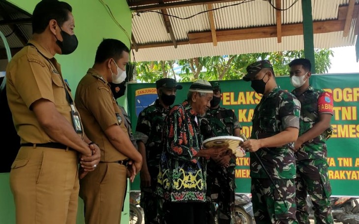 Dandim saat menyerahkan kunci rumah program RLTH