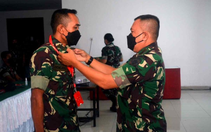 Itdam IX Udayana saat menyematkan tanda peserta Penataran hukum di Kodam IX/Udayana