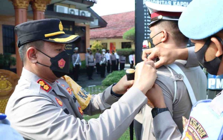 Kapolres Blitar Kota saat penyematan pin personel operasi patuh Semeru di mapolres