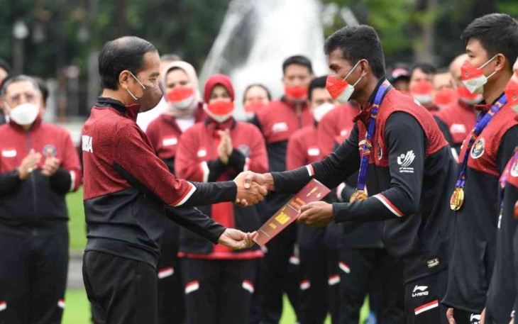 Presiden Joko Widodo saat memberikan bonus atlet peraih medali di SEA Games XXXI Vietnam 