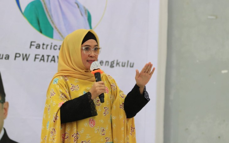 Derta Wahyulin saat menjadi keynote speaker pada acara "Peran Perempuan Dalam Pembangunan Daerah" di Gedung Serba Guna Kampus Universitas Islam Negeri Fatmawati Soekarno (UINFAS), Senin(13/6).