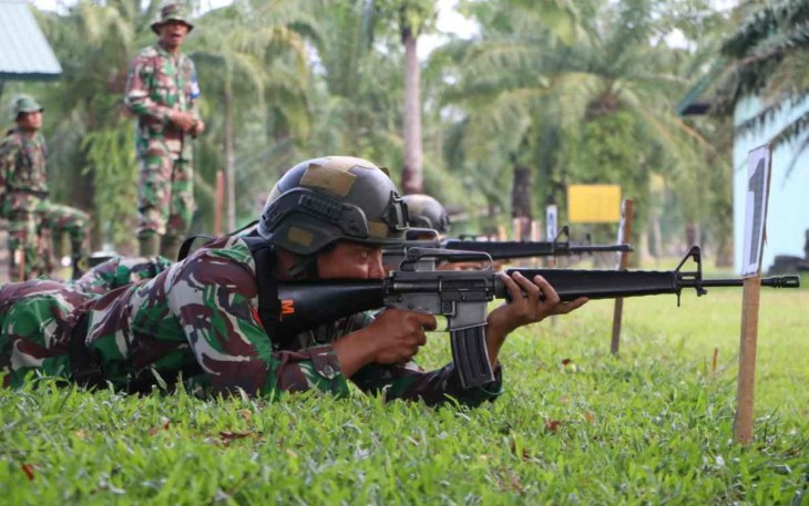 Latihan menembak prajurit Kodim 0104/Atim