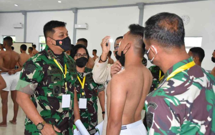 Danrem 023/KS saat cek langsung kesehatan catar Akmil 