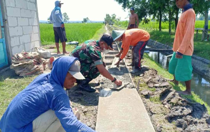 Serma Hendro bersama warga perbaiki akses jalan