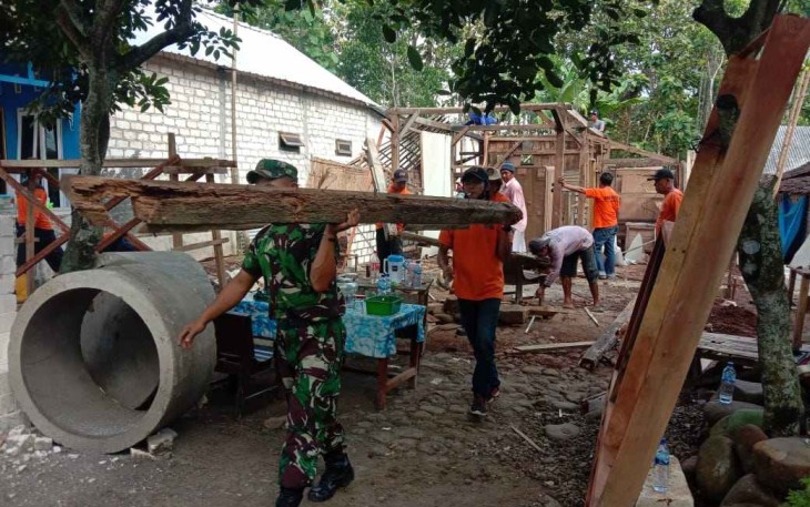 Sinergitas bersama relawan bantu rehab rumah warga 